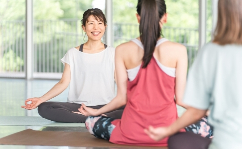 ヨガをする女性