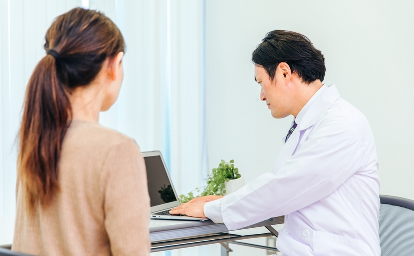 婦人科を受診する女性