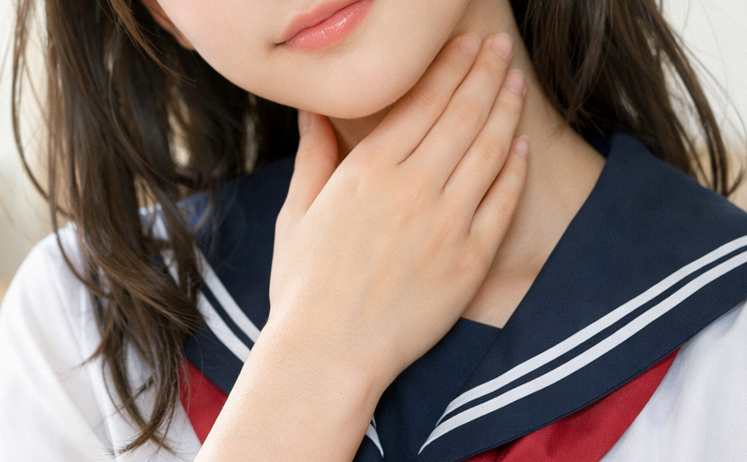 首の前の腫れを気にする学生