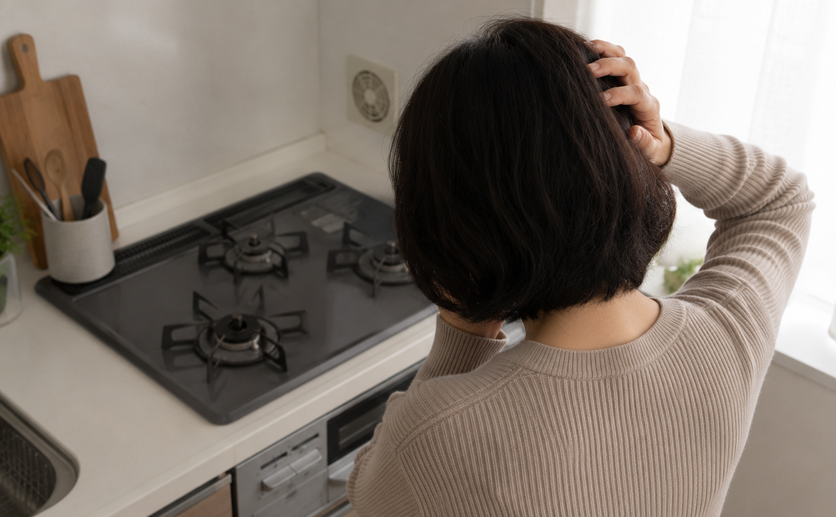 キッチンで困惑する女性