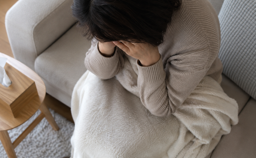 副鼻腔炎の症状に悩む女性