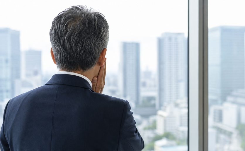 頬に手を当てる男性
